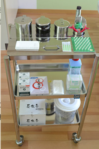 施術用具の詰まったワゴン